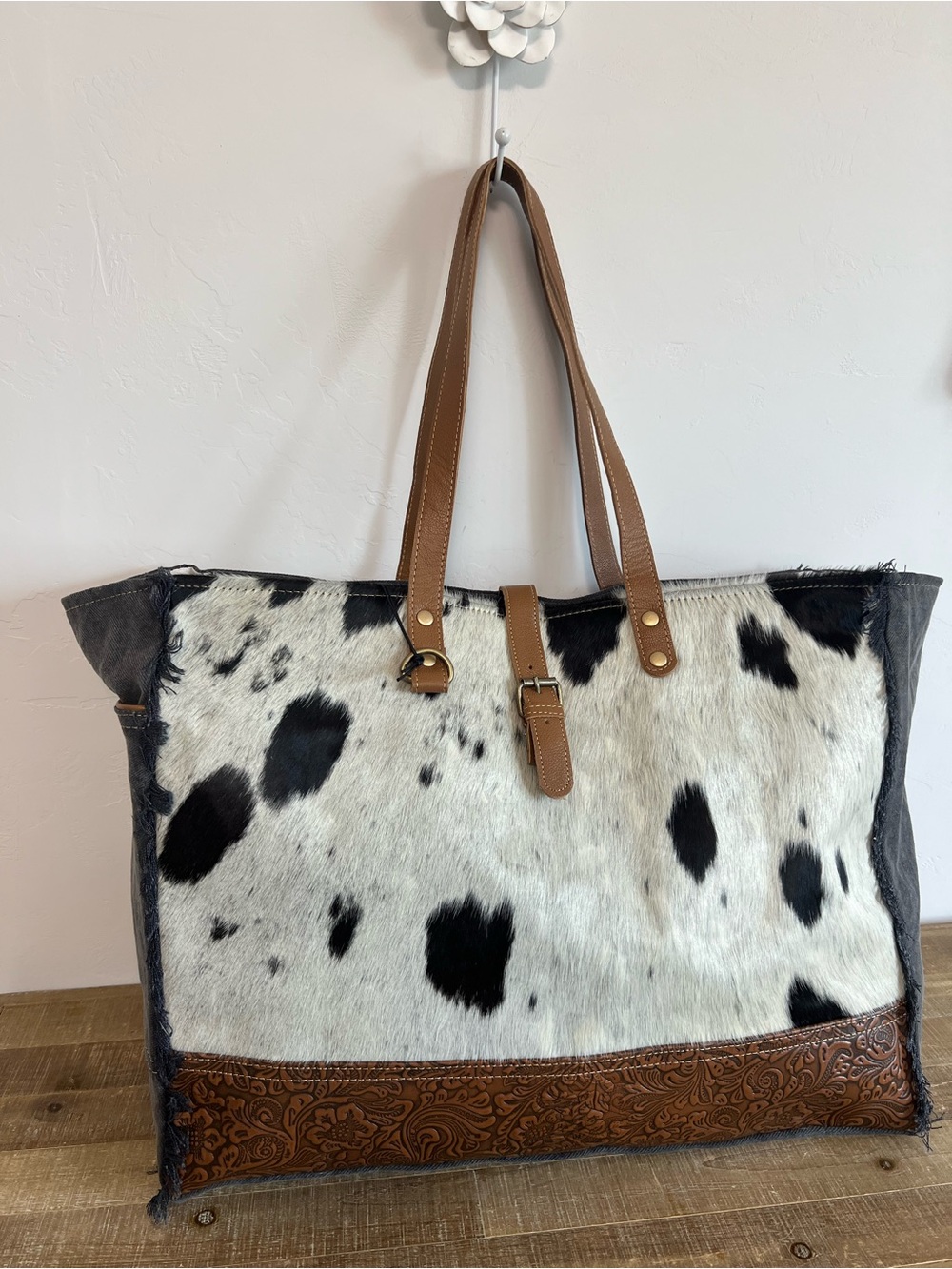Myra Western Weekender Bag Cowhide Leather Duffel Travel Carry On Boho Cowgirl - Picture 4 of 12